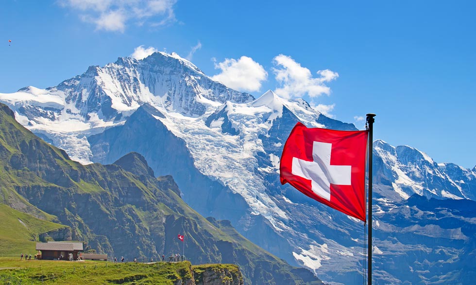 Drapeau de la suisse avec montagne en fond