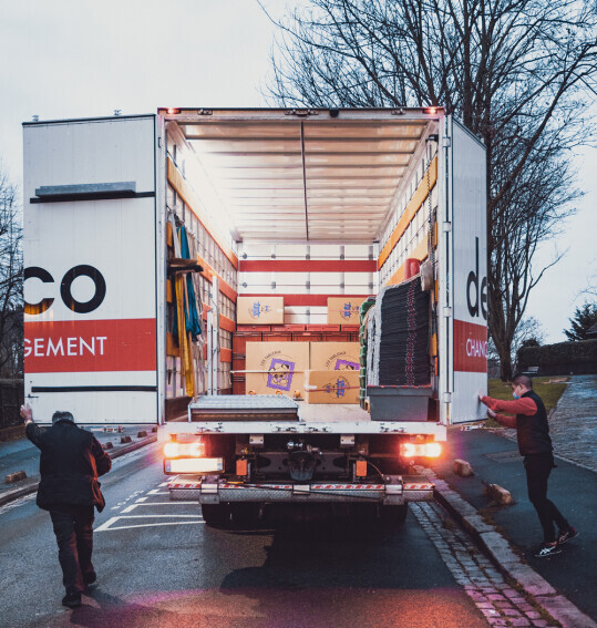 Camion Déméco en train d'être fermé