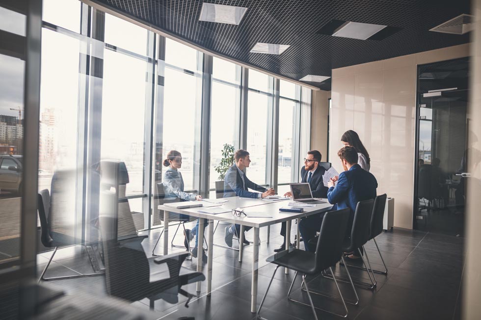 Réunion d'équipe dans un bureau d'entreprise