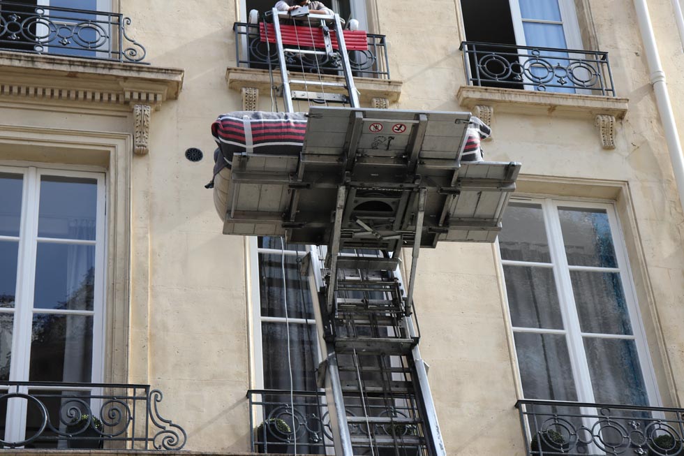 Monte meuble de déménagement sur la facade d'un immeuble paris