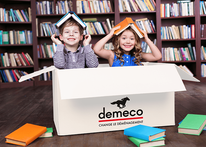 Carton livre Demeco avec des enfants dedans