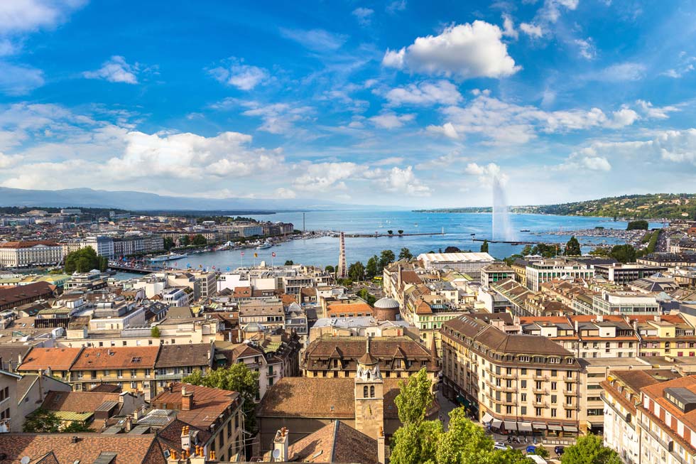 Ville de Genéve vue de haut avec lac en arriére plan